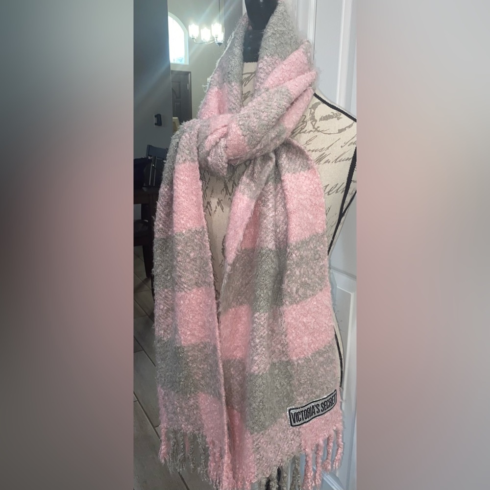 Victoria’s Secret pink scarf 💯 acrylic and very soft in good condition